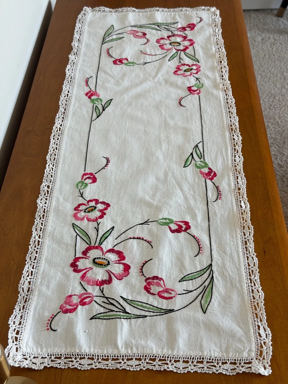Vintage Embroidered White Floral Table Runner with Crotchet Lace Trim 38”/13,5”